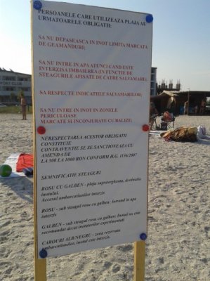 Salvamarii, la datorie: salvează turiştii inconştienţi, care ignoră steagul roşu arborat pe plajă